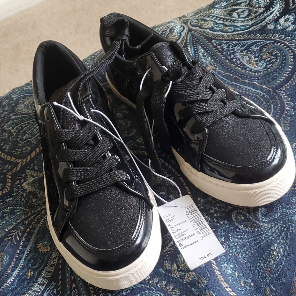 Girls sneakers